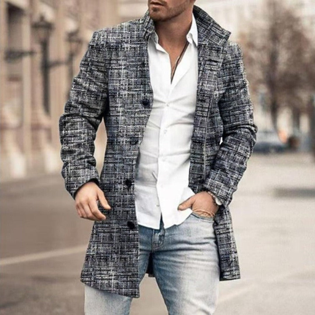Daniël trenchcoat in donkere ruit, straatfoto