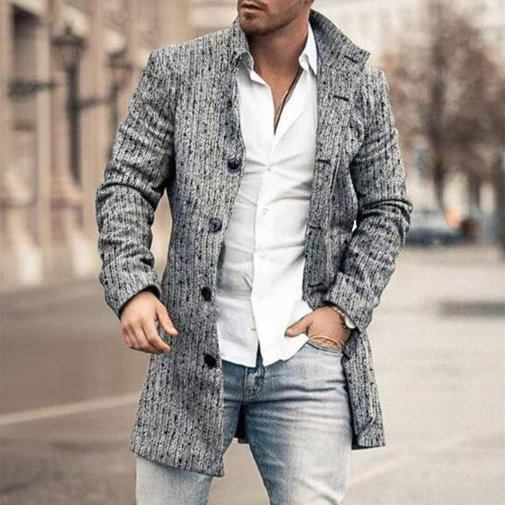 Daniël trenchcoat in gemêleerd grijs, straatfoto