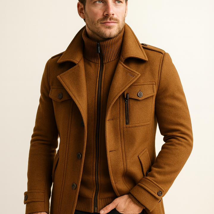 Laurent camelkleurige winterjas gedragen door model, vooraanzicht
